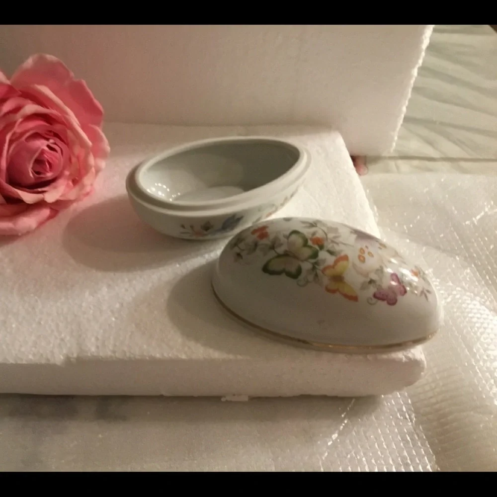 22‎ KARAT GOLD TRIM VINTAGE TRINKETS EGG BOX🌹